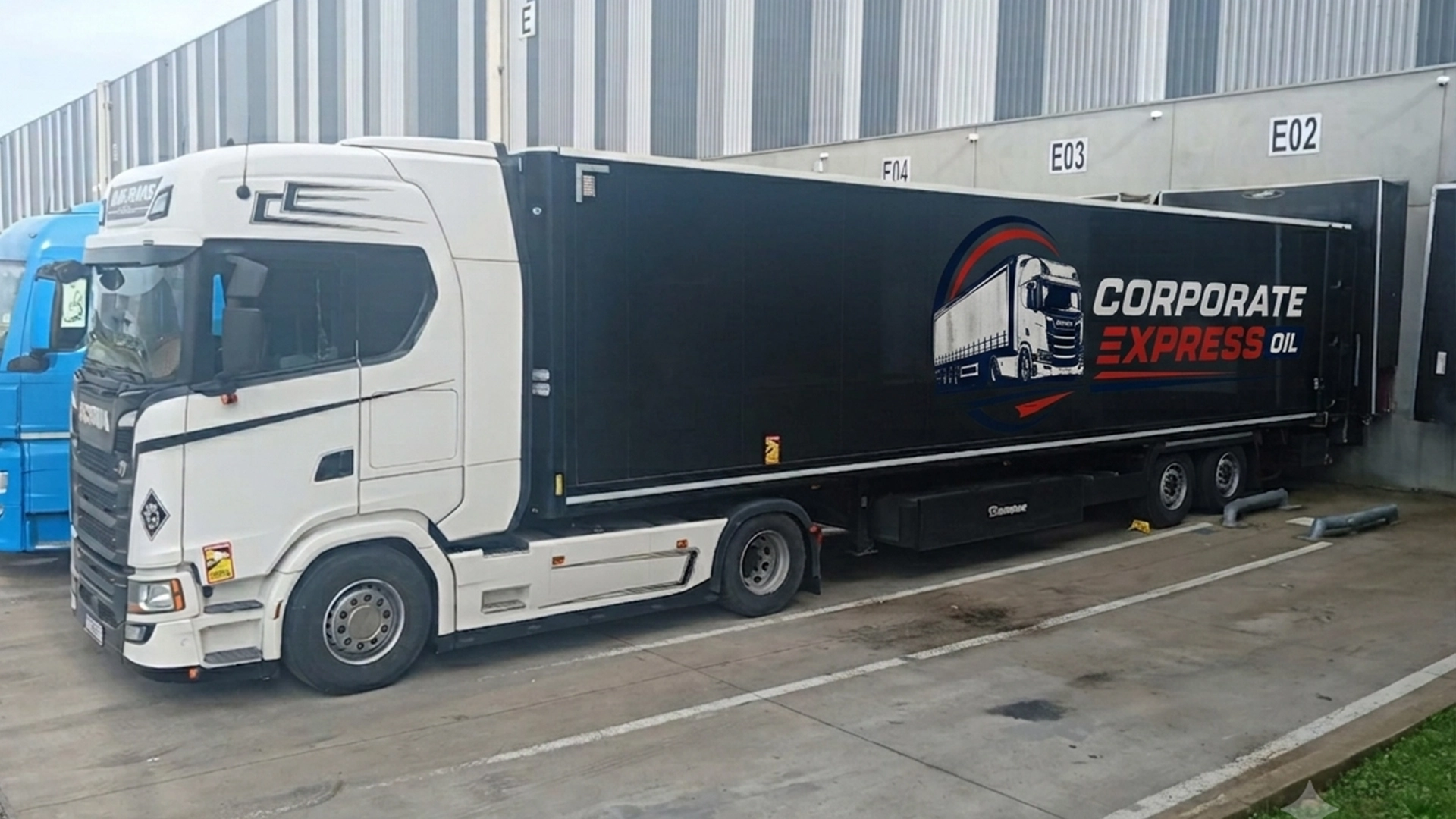 Camion Corporate Express Oil cu semiremorcă tip box pregătit de drum